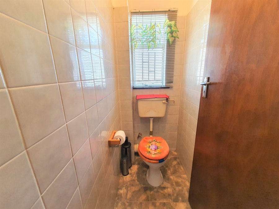 To Let 1 Bedroom Property for Rent in Esterville Western Cape